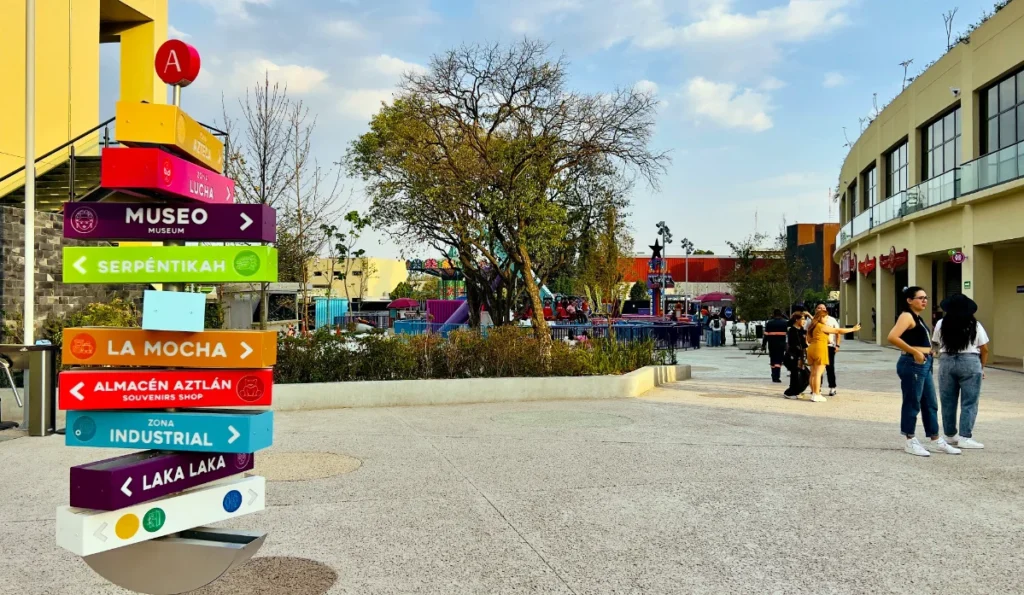 Walkways and amusement attractions at Aztlán Parque Urbano in Chapultepec