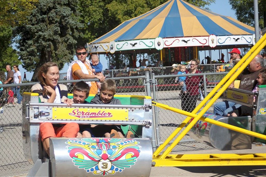 Guests riding the Scrambler at Bay Beach Amusement Park