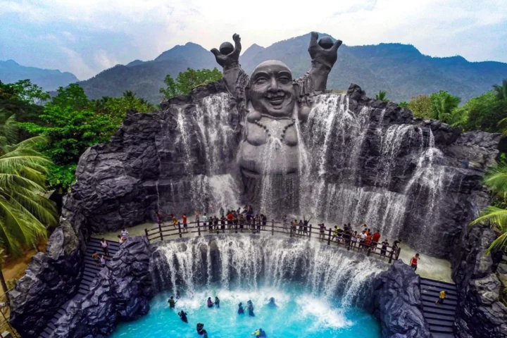 Sculpted water-play feature at Black Thunder