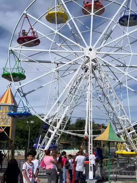 Ferris wheel and visitors at Parque Chicolandia in Barquisimeto
