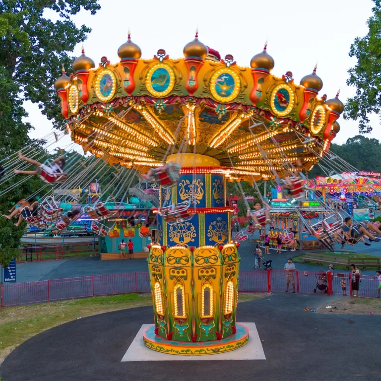 Guests riding the Wave Swinger at Quassy