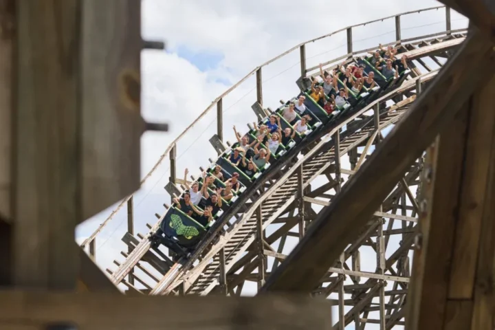 Passengers descending the Anaconda wooden coaster at Walygator Grand Est